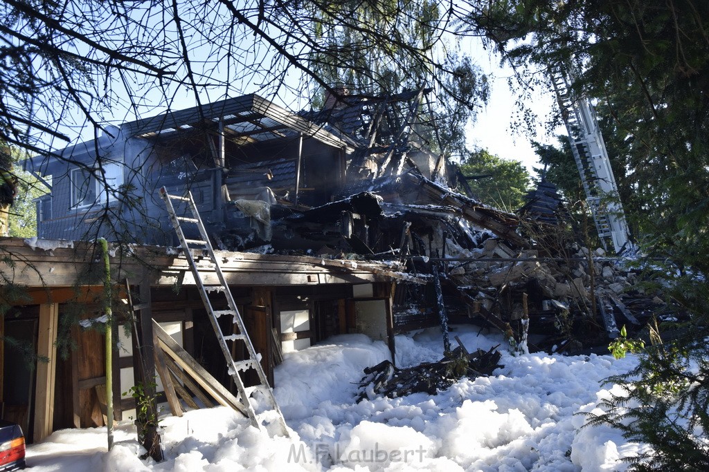 Grossfeuer Einfamilienhaus Siegburg Muehlengrabenstr P1205.JPG - Miklos Laubert